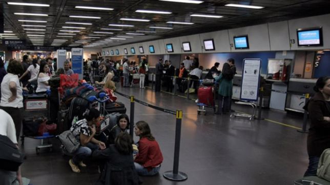 los aeronauticos convocaron a un paro en aerolineas para el lunes 26