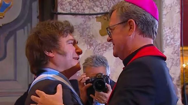 Javier Milei se abraza con el arzobispo Jorge García Cuerva