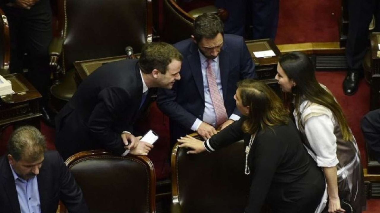 Una denuncia del partido de Carrió encrespa aún más las aguas de la hidrovía