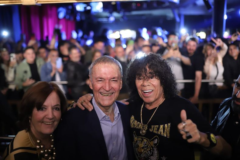 En el plan de apuntalar su perfil público, Schiaretti visitó a La Mona Jiménez el martes por la noche.&nbsp;