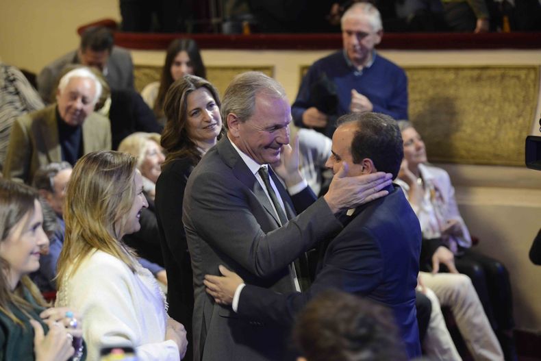 Guillermo de Rivas saluda a su antecesor, Juan Manuel Llamosas
