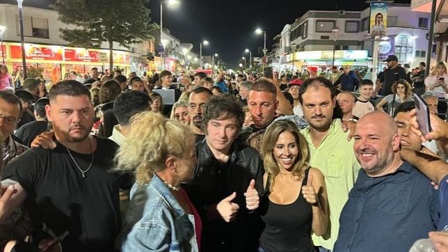 una santafesina se subio a la gira costera de milei y quiere ser diputada
