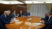 Maximiliano Pullaro y su ministro de Obras Públicas, Lisandro Enrico, en una reunión con Toto Caputo.