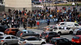 Caravana al Obelisco: múltiples consignas para pedir el fin de la cuarentena