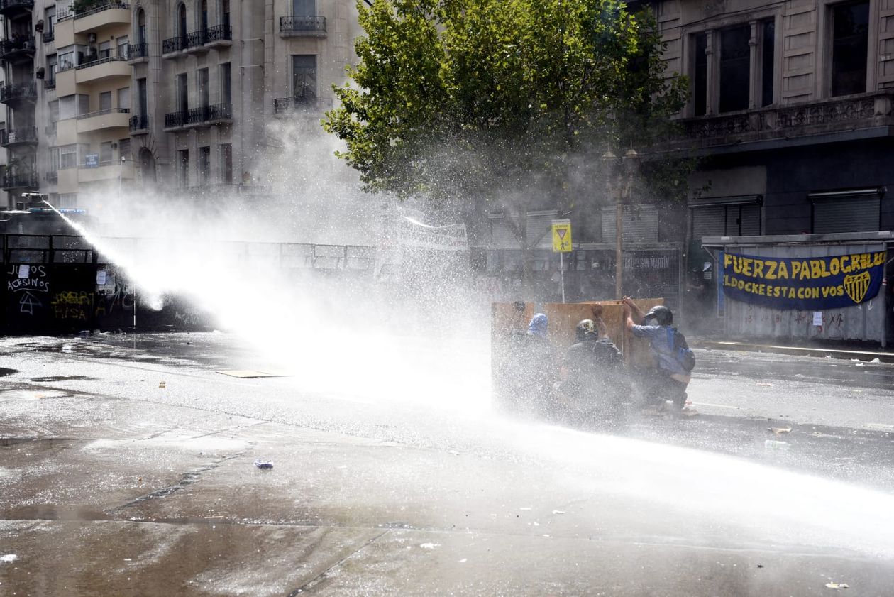 Incidentes frente al Congreso en la marcha contra la reforma laboral.