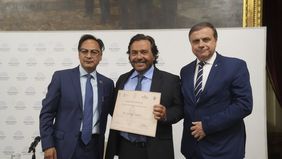 Gustavo Sáenz (gobernador de Salta) recibe un premio del diputado Juan Brügge (Encuentro Federal). 