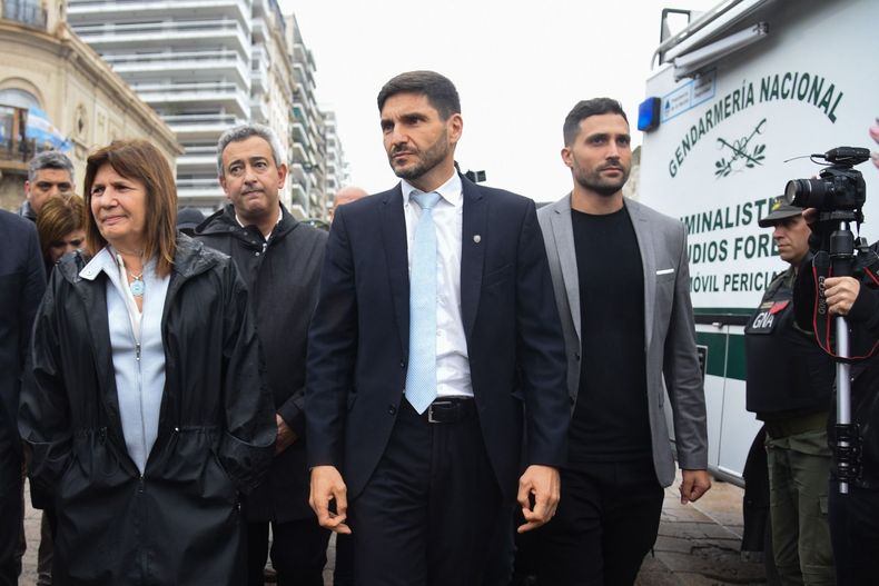 Patricia Bulrich y Maximiliano Pullaro llegando al acto en el Monumento a la Bandera; en segunda fila el intendente Pablo Javkin y el concejal Lifschitz.