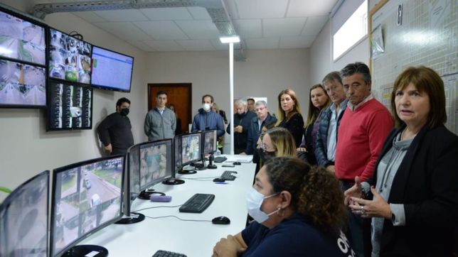 bullrich imita a santilli y suma kilometros por el interior bonaerense