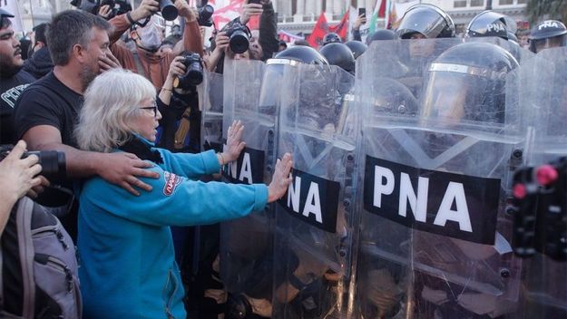 Represión en una marcha de jubilados contra las políticas de ajuste de Javier Milei.
