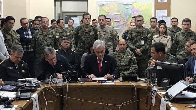 Piñera habló de una “guerra”, pero su jefe militar lo refutó