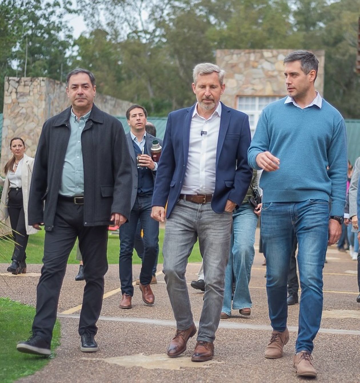 Rogelio Frigerio junto a Eduardo Cristina y Gastón Grantón mientras recorren las termas de la CODESAL. Detrás, Mauricio Colello.