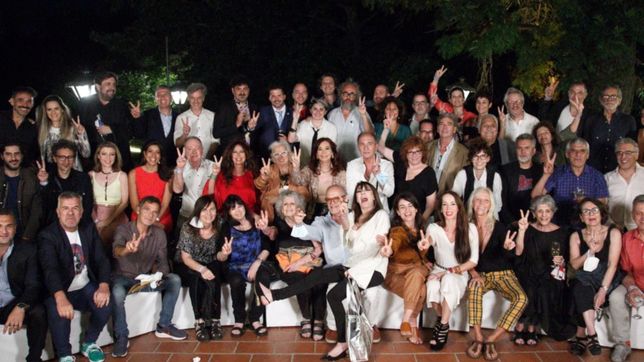 con un video, cfk le agradecio al grupo de artistas que reunio en pilar