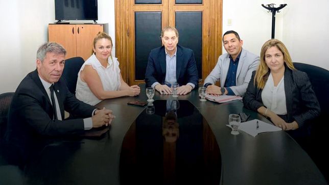 El ministro Diego Santill recibió al Foro de la Patagonia que pide por la Ruta de Vaca Muerta: estuvieron el diputado Martín Ardohain, el intendente de 25 de Mayo Leonel Monsalve, su vice Marina Álvarez y la jefa comunal de Catriel Daniela Salzotto.