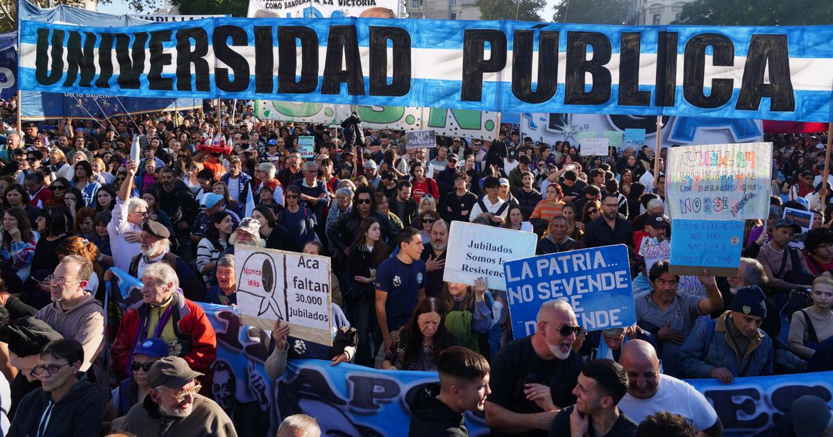 Marcha universitaria: una multitud copó Plaza de Mayo a la espera del acto central