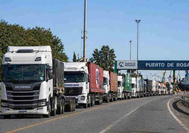 Puertos del Gran Rosario, al límite por la cosecha récord y el aluvión de camiones