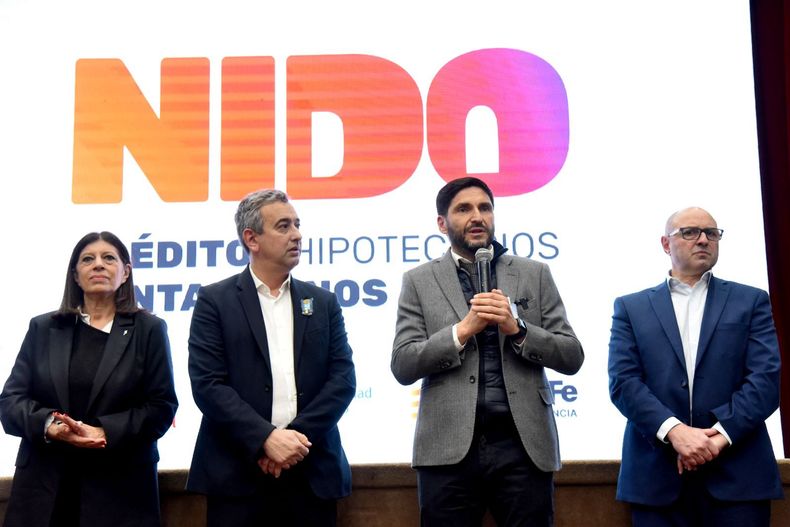 Clara García, Pablo Javkin, Maximiliano Pullaro y el presidente del Banco Municipal de Rosario Claudio Forneris en la presentación de los créditos Nido