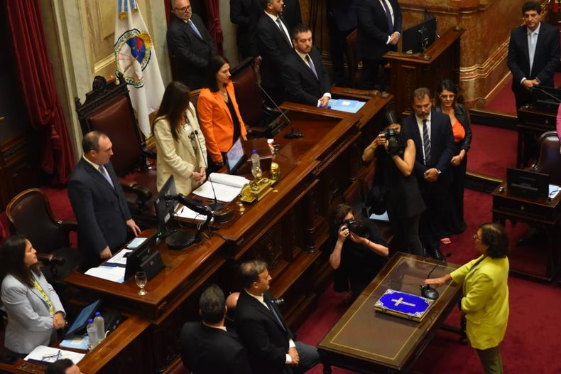 Victoria Villarruel le toma juramento a Silvia Sapag. Victoria Villarruel le toma juramento a Silvia Sapag.