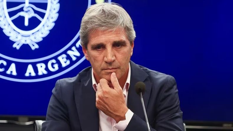 Toto Caputo, el mejor ministro de la historia seg&uacute;n Javier Milei, disfruta de la primavera financiera. &iquest;Cu&aacute;nto dura?