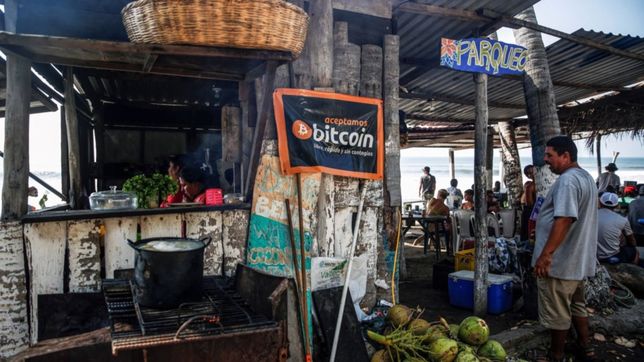 el salvador adopta el bitcoin como moneda: ¿revolucion o fraude gigantesco?
