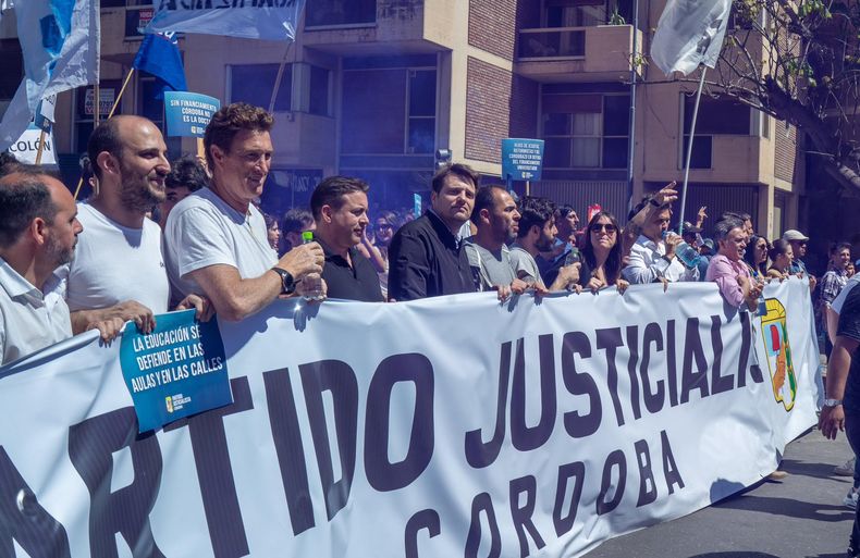 Todo el arco pol&iacute;tico de C&oacute;rdoba particip&oacute; de la marcha a favor de la universidad p&uacute;blica y gratuita.