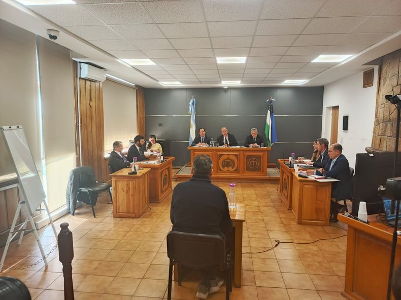 El exintendente de Bariloche, Gustavo Gennuso, exponiendo sus argumentos ante los jueces de Río Negro.