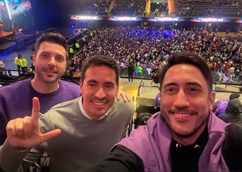 Adri&aacute;n Ravier, en el centro, durante el "show musical" del presidente Javier Milei en el Movistar Arena: lo acompa&ntilde;an Julio Jamad y Nicol&aacute;s Boschi.