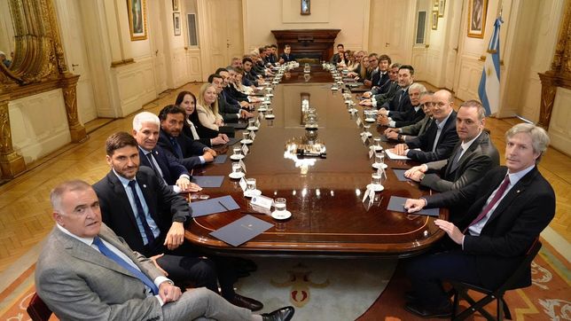 Los gobernadores en la mesa de diálogo que convocó Javier Milei en la Casa ROsada. 
