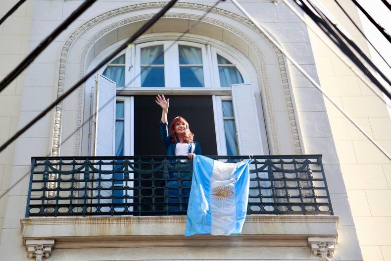 CFK en el balcón de San José 1111