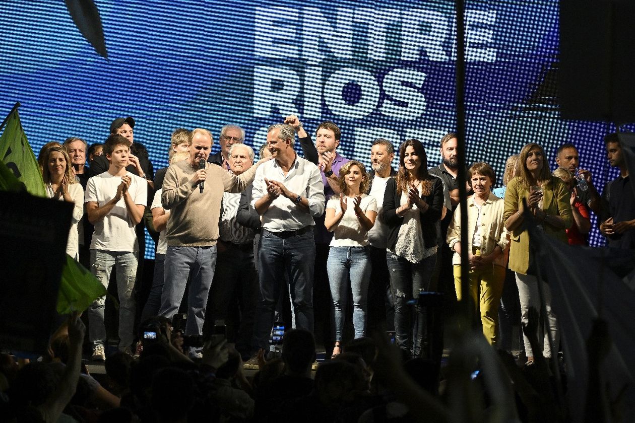 Adán Bahl, Gustavo Bordet y los candaditos y candidatos de Más para Entre Ríos en el cierre de la campaña en Paraná.