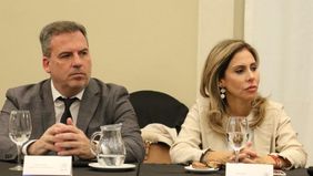 Marcos Peyrano junto a Romina Diez en un acto de La Libertad Avanza en Santa Fe.