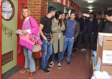El peronismo platense, todo mal: 15 puntos abajo y una interna feroz