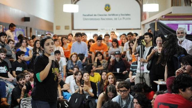 alumnos de derecho toman el decanato para que echen a piombo y sal llargues