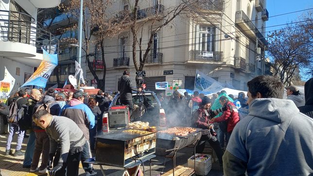 Choripán, gremios y devoción a CFK: así es la vigilia en la Puerta de Hierro K