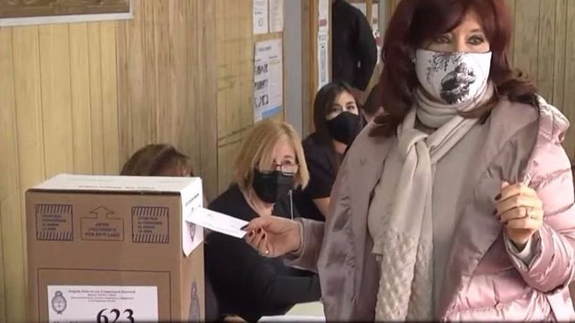 cfk, sin comentarios: voto, selfies y mutis por el foro