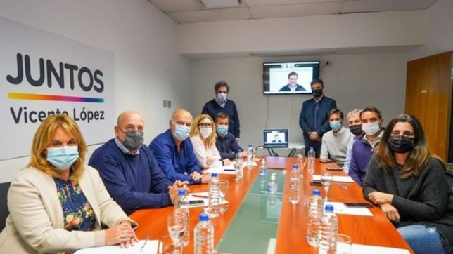 la cupula de juntos se saco la foto familiar para el segundo tiempo