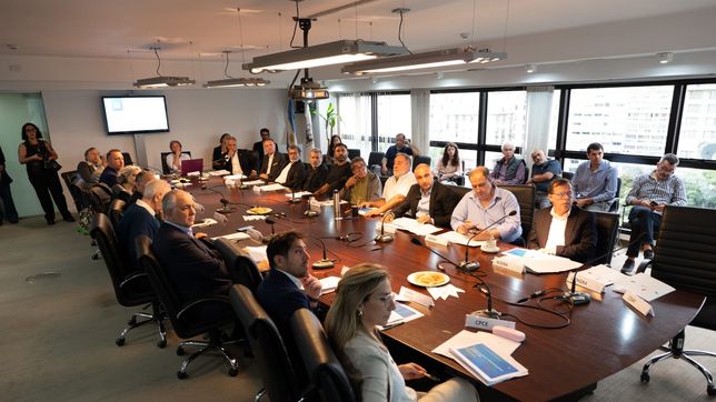 El sector del peronismo porteño alineado con Juan Manuel Olmos, reactivó el Consejo Económico y Social con una reunión con la CGT, la Iglesia y empresarios.