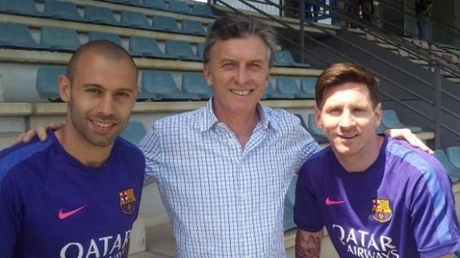 desde el kirchnerismo le tiran la bronca a macri por su foto con messi y mascherano