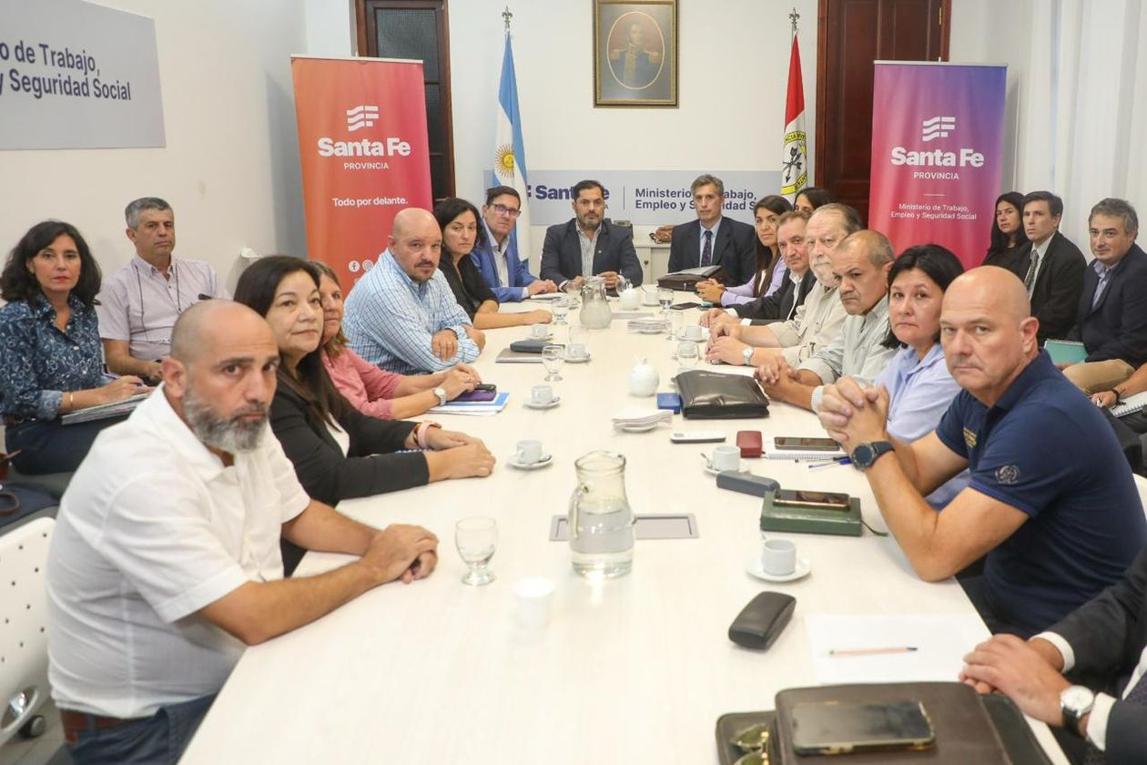 Los funcionarios de Maximiliano Pullaro junto a los gremios docentes de Santa Fe en nuevo encuentro paritario.