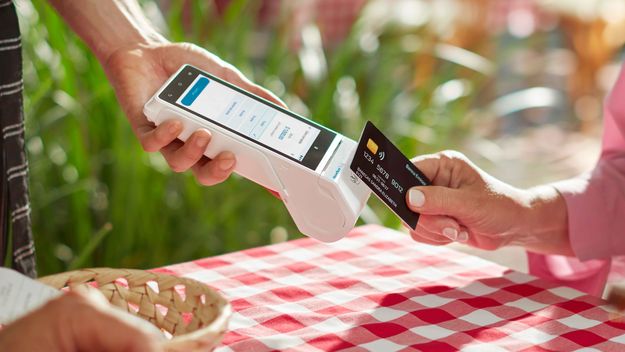 Pago con tarjeta por contactless.