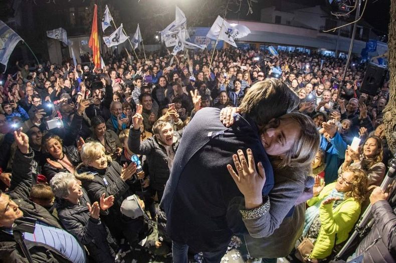 María Emilia Soria tras triunfar en 2019 se abraza con su hermano Martín, su antecesor en la intendencia de Roca.