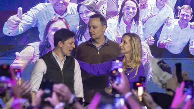 Santiago Caputo, Manue Adorni y Karina Milei.