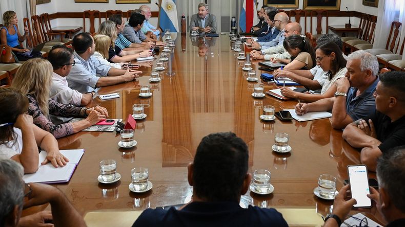 Rogelio Frigerio junto a sus funcionarios con el sindicalismo de Entre Ríos en el comienzo del debate previsional.