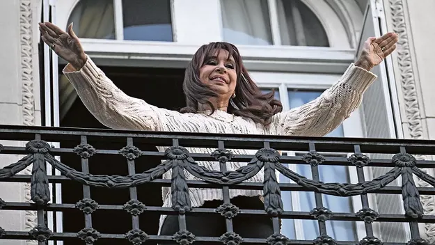 CFK, en el balcón de su departamento de San José 1111. El peronismo, en una encerrona. CFK, en el balcón de su departamento de San José 1111. El peronismo, en una encerrona.