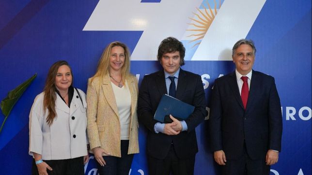 Pía Astori, Karina Milei, Javier Milei y Martín Llaryora, una foto protocolar en la Fundación Mediterránea de Córdoba.
