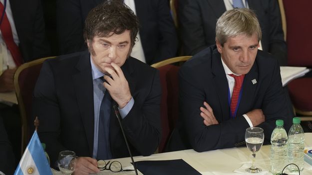 Javier Milei y Toto Caputo ante las dudas de los mercados