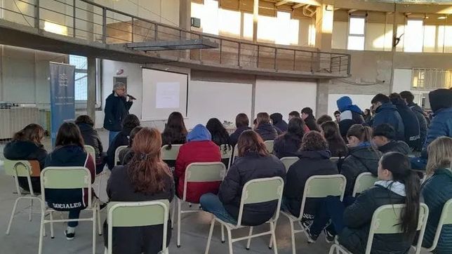 Charla ofrecida por la Asociación CIvil en colegios de Santa Fe.