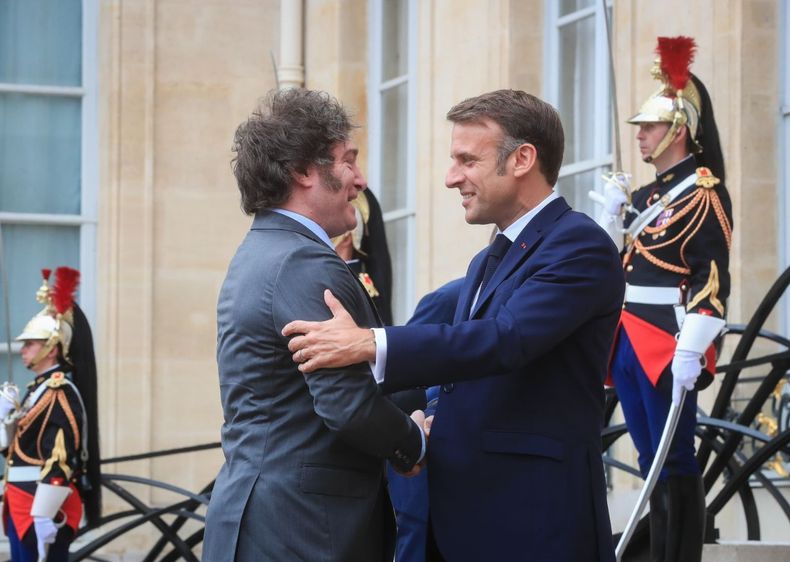 El presidente de Francia, Emmanuel Macron, recibe a Javier Milei en el Palacio del Eliseo.