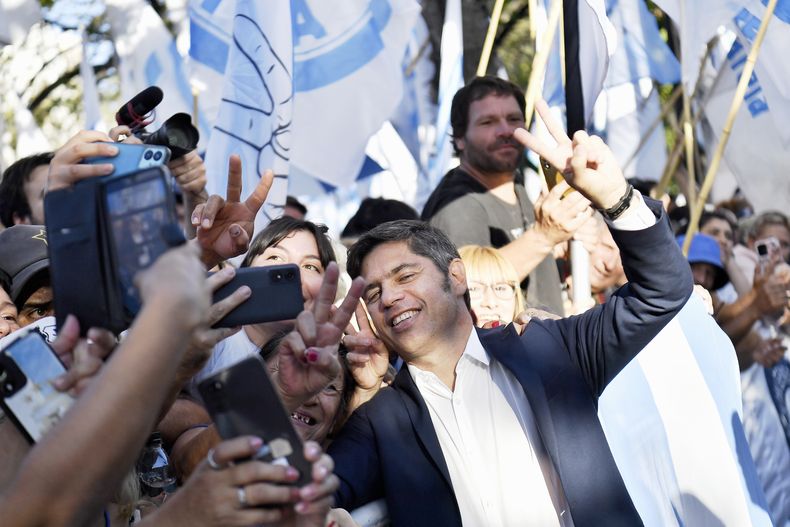 Asamblea Legislativa 2026. Axel Kicillof, junto a un grupo de militantes.