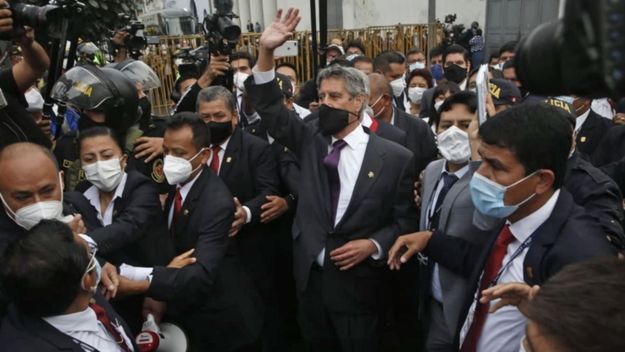 La elección de un moderado como presidente interino lleva calma a Perú
