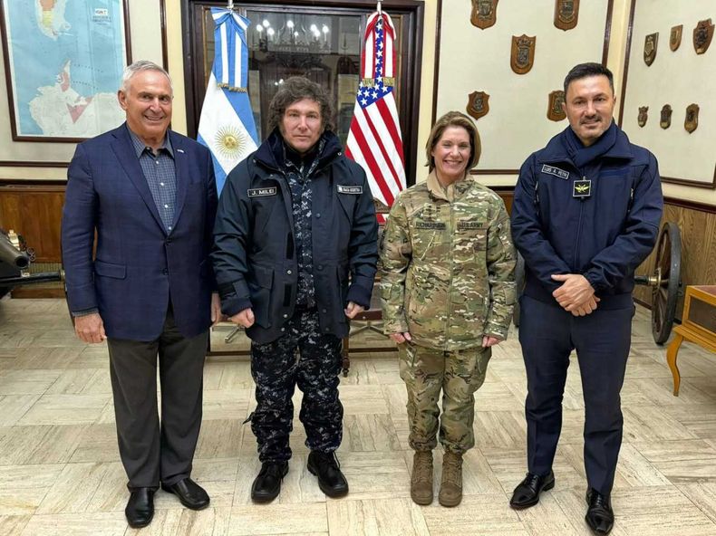 Javier Milei, camuflado, durante una visita a Bahía Blanca y en su reciente viaje a Ushuaia. 